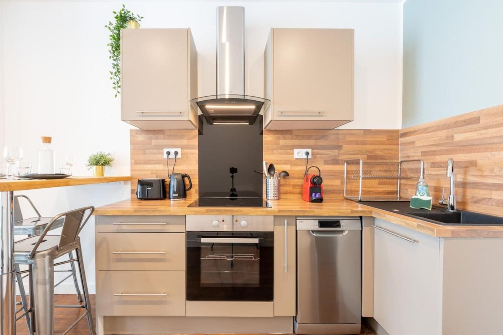 ליל Renovated Apartment 3Bed 2Bath מראה חיצוני תמונה
